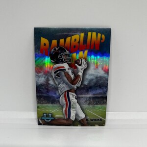 Dontayvion Wicks #RM11 Green Bay Packers; Inserto de Ramblin' Man; Balón de fútbol americano Topps Chrome Bowman U 2022
