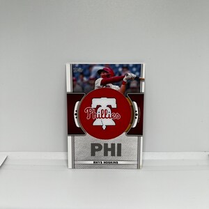 Rhys Hoskins #TLP-RH Philadelphia Phillies; Relíquia do emblema comemorativo do logotipo da equipe; Topps Series 1 2023