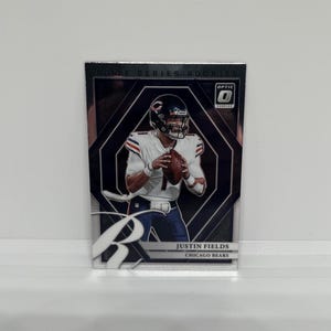Justin Fields #ESR4 Chicago Bears; Inserção de calouros da Elite Series; Futebol Americano Panini Optic 2021