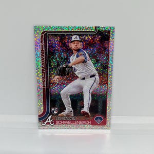 Spencer Schwellenbach #103 Atlanta Braves; Novato - Folha de Prata; Topps Baseball 2025