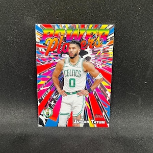 Könnte beinhalten: Eine Topps Power Players Sammelkarte mit Jayson Tatum von den Boston Celtics. Die Karte hat einen farbenfrohen Hintergrund mit den Worten "Power Players" in einer dynamischen Schriftart. Tatum trägt sein Celtics-Trikot.