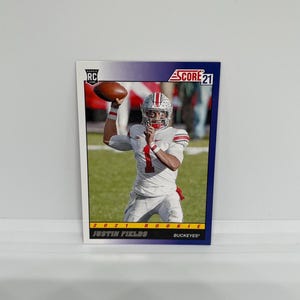 Justin Fields #TB2 Chicago Bears; Novato - Inserção de Retorno; Placar da Panini Futebol 2021