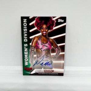 Naomi #ANM ; Autographe - Vert parallèle numéroté 22/50 ; En tête de la division féminine de la WWE en 2021