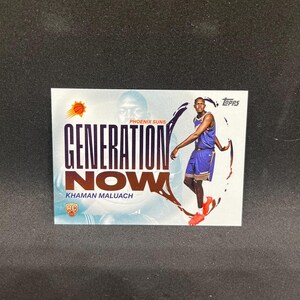 Puede incluir: Una tarjeta comercial Topps con Khaman Maluach de los Phoenix Suns. La tarjeta tiene las palabras "Generation Now" en letras grandes. La tarjeta tiene un jugador de baloncesto con uniforme azul y morado. La tarjeta tiene un logotipo de baloncesto.