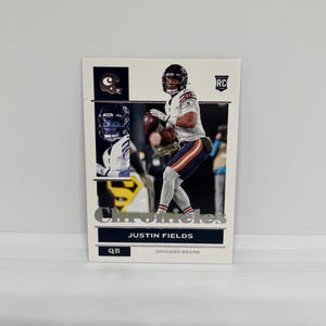 Justin Fields #19 Chicago Bears; Novato; Panini NFL Chronicles 2021