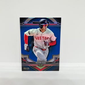Könnte beinhalten: Baseballkarte mit Triston Casas von den Boston Red Sox. Die Karte hat einen blauen Hintergrund mit dekorativen Rändern. Casas ist in seiner Baseballuniform beim Laufen abgebildet. Die Karte ist mit 06/25 nummeriert.