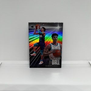 LaMelo Ball #201 Charlotte Hornets; Novato - Esenciales; Panini Crónicas Baloncesto 2021
