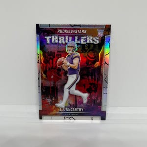 JJ McCarthy #TJMY Minnesota Wikinger; Rookie Thrillers Einsatz - Silber Prizm; Panini Rookies & Stars Fussball 2024