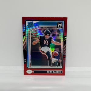 Tory Taylor #278 Chicago Bears; Classificação de Novato - Red Hyper Prizm; Panini Donruss Optic Football 2024