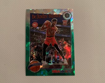 De'Andre Hunter n. 299 Atlanta Hawks; Green Prizm Tribute Rookie; NBA Hoops Premium Stock Panini 2019-2020