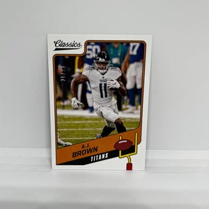 AJ Brown #4 Tennessee Titans; Genummerd 26/99; Panini Classics Voetbal 2021