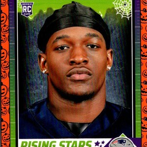 Javon Baker, #25 des Patriots de la Nouvelle-Angleterre ; Rookie - citrouilles oranges ; Ballon de football pour un match Panini 2024