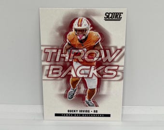 Bucky Irving #23 Tampa Bay Buccaneers; Inserção de Throwbacks; Placar Panini Futebol 2025