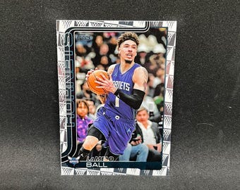 LaMelo Ball #67 Charlotte Hornets; Parallelo di inizio partita; Topps Basketball 2025