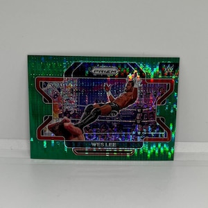 Wes Lee # 14; Grüner Pulsar Prizm - Nummeriert 04/25; Panini WWE Wähle 2022