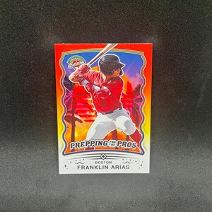Könnte beinhalten: Baseballkarte mit Franklin Arias von Boston in Schlaghaltung. Die Karte hat einen rot-orangen Hintergrund mit dem Text "Prospect Edition" und "Prepping for the Pros".