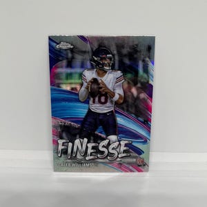 Caleb Williams #F1 Chicago Bears; Inserto Rookie Finesse - Refrator; Bola de Futebol Americano Cromada Topps 2025