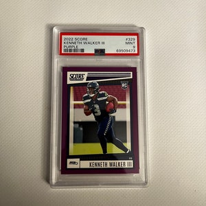 Kenneth Walker III #329 PSA 9; “Seattle Seahawks”; Rookie - Lila Parallel; Panini Score Fußball 2022