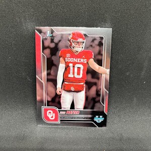 Puede incluir: Una tarjeta de intercambio de fútbol Bowman 1st con John Mateer de la Universidad de Oklahoma Sooners. La tarjeta tiene un borde rojo y plateado, con el jugador en una camiseta roja con el número 10. La tarjeta tiene el texto "SEC SOONERS" y "CHROME".