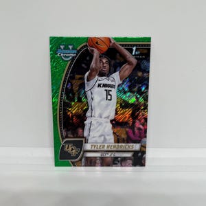 Tyler Hendricks #68; 1. Bowman - Grün schimmernder Refraktor; Topps Bowman U Chrome Basketball 2025