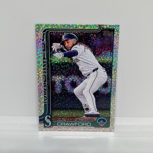 Op de afbeelding: Een honkbalkaart met J.P. Crawford van de Seattle Mariners in een slagpositie. De kaart heeft een holografische, glinsterende rand en achtergrond. De speler draagt een wit uniform met blauwe accenten. De tekst op de kaart bevat "MARINERS" en "J.P. CRAWFORD."