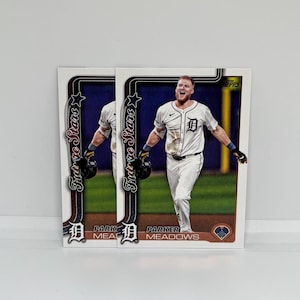 以下が含まれることがあります： デトロイト・タイガースのパーカー・メドウズをフィーチャーした2枚の野球カード。カードには「Future Stars」の文字とToppsのロゴが入った白い縁取りがあります。選手はチームのロゴが入った白いユニフォームを着ています。