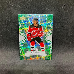 Jack Hughes #54 New Jersey Devils; Verde esmeralda; Upper Deck Ice Hockey 2024