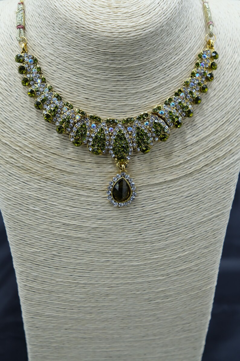 Beautiful Green Pendant Choker