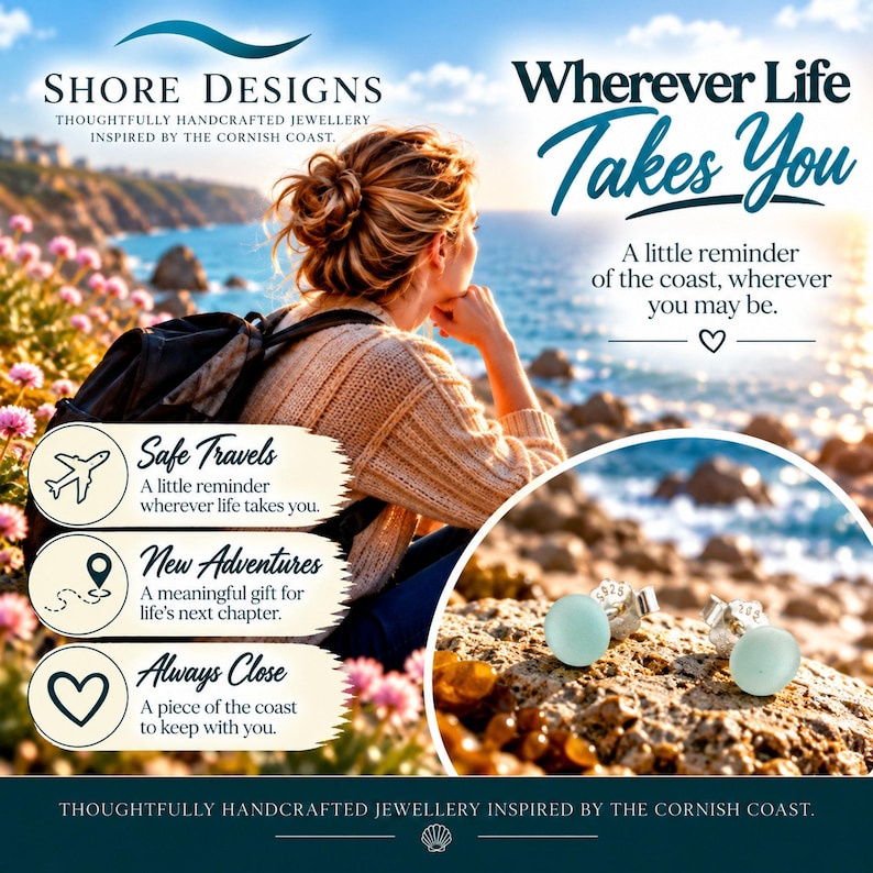 Puede incluir: Un par de pendientes de bot&oacute;n azul claro con postes de plata, con el texto Shore Designs, Wherever Life Takes You, Safe Travels, New Adventures y Always Close, sobre un fondo costero con una persona mirando hacia el mar.