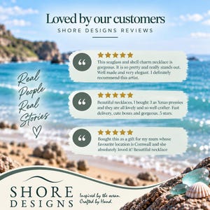 Puede incluir: Un gr&aacute;fico de rese&ntilde;as de clientes para Shore Designs con tres testimonios de cinco estrellas sobre collares con dijes de vidrio marino y conchas. El texto incluye Loved by our customers, Shore Designs Reviews, Real People Real Stories, Inspired by the ocean. Crafted by Hand.