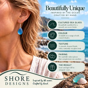 Puede incluir: Un pendiente azul en forma de l&aacute;grima hecho de vidrio marino cultivado con un acabado suave y esmerilado. El texto en la imagen dice Beautifully Unique, Inspired by the Ocean, Crafted by Hand, Shore Designs y detalles del vidrio.
