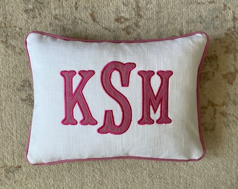 Kussensloop met monogram, geborduurd kussen, roze chambray kussen, roze kussen, roze kussen met monogram