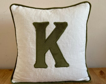 Copricuscino con iniziale della lettera, cuscino