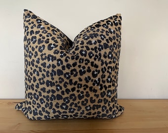 Copricuscino con stampa animalier, cuscino leopardato, cuscino nero strutturato e cammello,