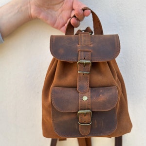 MINI SAC À DOS PERSONNALISÉ « Filia » pour femme, sac à dos en cuir, sac à dos en daim, convient pour une bouteille de 500 ml, cadeau gravé au laser