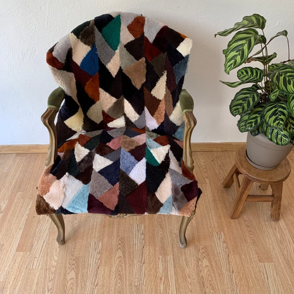 PLAID PATCHWORK DI PELLE DI MONTONE. triangoli geometrici grigio nero beige Copriletto per sedia. Fodera per sedia in pelle di pecora. Tappeto di pelle di pecora. Regalo unico nel suo genere