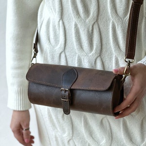 Kleine Vintage-Stil Umhängetasche Crossbody-Bag mit abnehmbaren Träger Tyche Dark Brown Leather