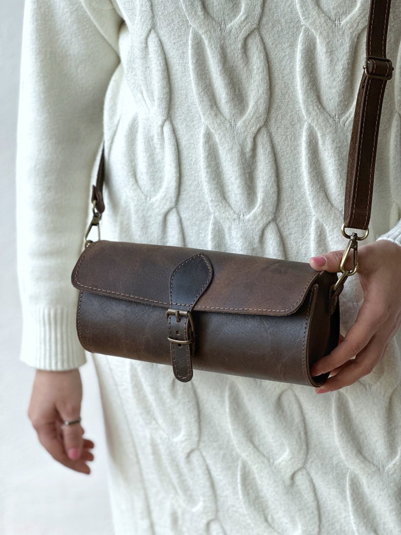Kleine Vintage-Stil Umhängetasche Crossbody-Bag mit abnehmbaren Träger Tyche Dark Brown Leather