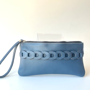 Clutch Infinity de piel azul