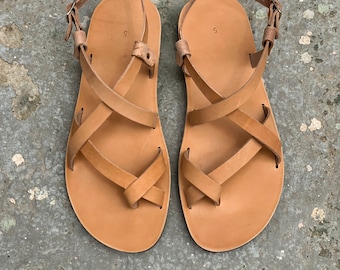 Sandali greci con cinturino in pelle fatti a mano: scarpe estive da uomo