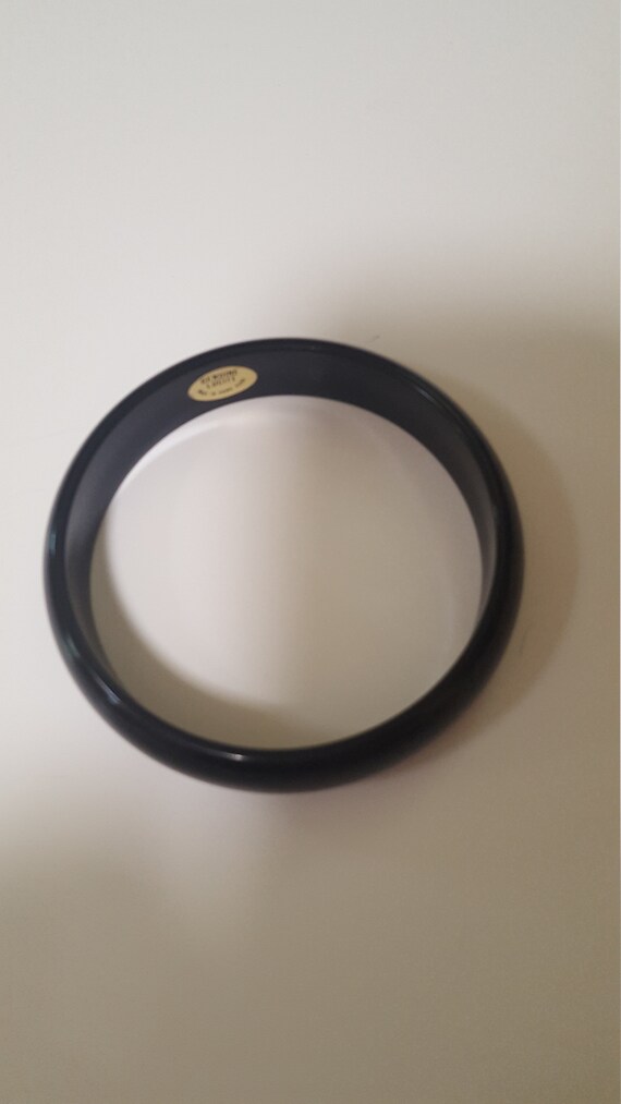 VINTAGE LUCITE BANGLE black with original "Hong K… - image 2