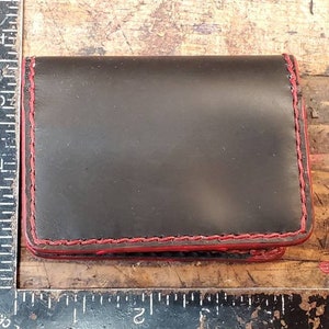 Cartera minimalista de piel negra. Dos bolsillos para tarjetas. Cosido a mano en los EE.UU. Aceptará pedidos personalizados.