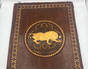Carpeta tipo portafolio de cuero italiano antiguo con relieve de jaguar dorado de estilo oriental.