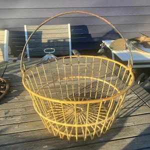 Vintage Clam Basket Yellow Wire Metal Apple Orchard Farm Egg Basket Vintage Farmhouse Rustic Primitive Industrial Storage Decor