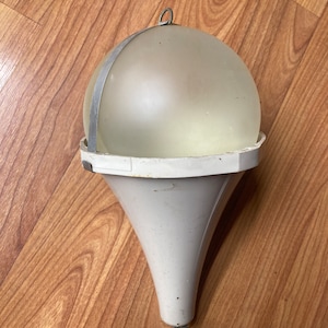 Vintage Red Comet Glas Feuerlöscher Schutzball mit Halterung Indiana Service Gas Station