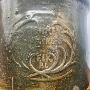 Antigua mantequera Schmer de gres primitivo con publicidad de comestibles, rara de la década de 1870, con esmaltado marrón metalizado, diseño de asta de alce, decoración rústica.