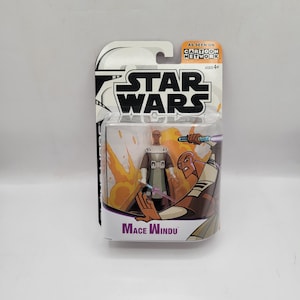 Peut inclure: Figurine Star Wars Mace Windu dans son emballage d'origine. L'emballage présente le logo Star Wars, la marque Cartoon Network et le texte "Mace Windu". La figurine est représentée avec un sabre laser et une pose dynamique.