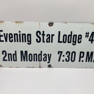 Puede incluir: Un letrero rectangular de metal blanco con texto negro. El letrero dice "Evening Star Lodge #43 2nd Monday 7:30 P.M.". El letrero tiene algo de óxido en los bordes y agujeros para montaje.