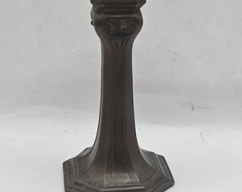 Candelabro antiguo de peltre estilo Art Nouveau, portavelas individual revestido de bronce, decoración Arts and Crafts.