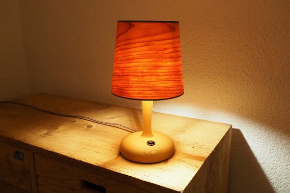 Lampe de chevet avec abat-jour en tissu et pied en bois (noir ou blanc